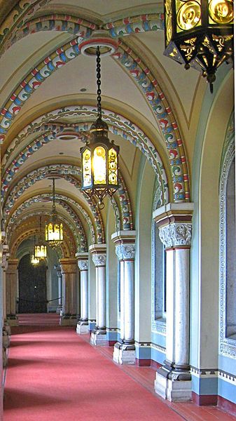 337px-Neuschwanstein_Gang